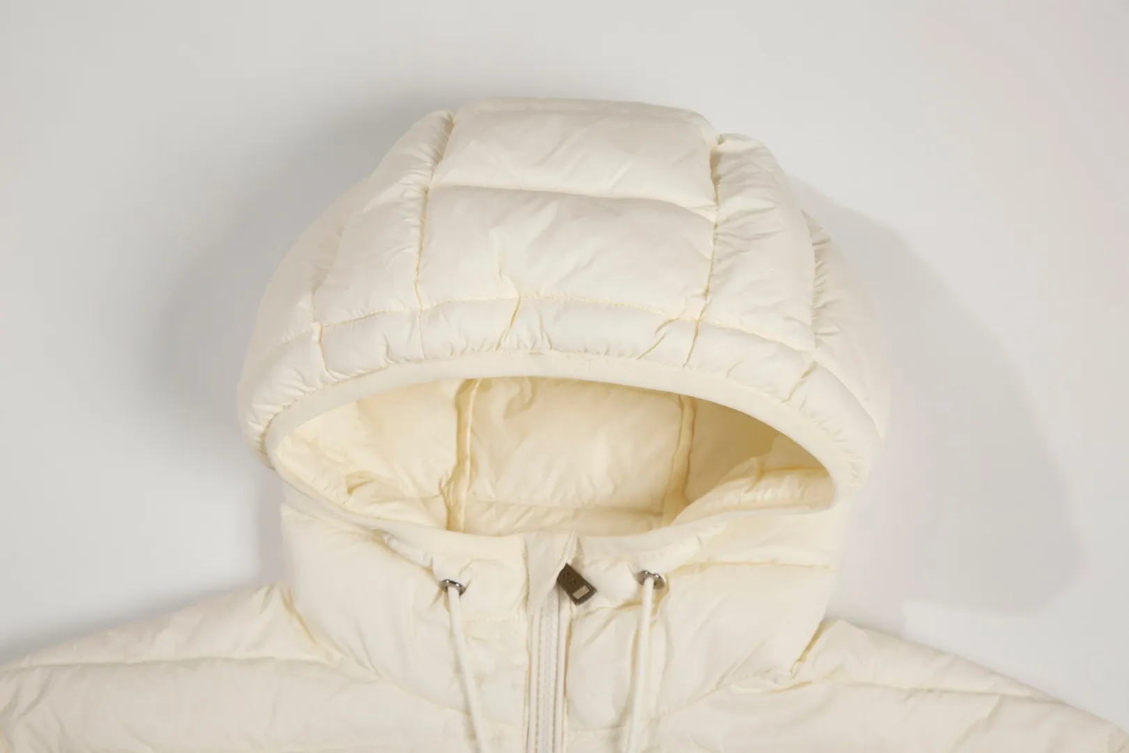 P560 White background picture [Popular in winter] Style number: 25115# Color: black/navy/grey apricot Size: S-XL - Ralph Lauren/Ralph Lauren 2025FW Winter popular half-covered high-collar hooded lightweight gall-free rib down jacket - the same as the original 400T gall-free nylon on the face Elastic hemming restraint Lightweight technological warmth - corn tooth high-quality resin zippers Large and small partition zippers Single version, single opening - ingenious restoration, full set of customized hardware and accessories, all details processed 100% - RL Ralph Lauren classic light rib down jacket. With the blessing of 25 years of rib fire, it firmly sits in the C position of this autumn and winter wardrobe. It has a light and fluffy touch. There is almost no burden on the upper body. One piece for winter in the south. It can be used as an inner layer in the north. The hood/hem can be flexibly adjusted for tightness. It can be worn for daily commuting or light outdoor scenes while keeping warm. It can also present a smart and lightweight style and texture. Regular fit. Genderless upper body. Highly recommended.